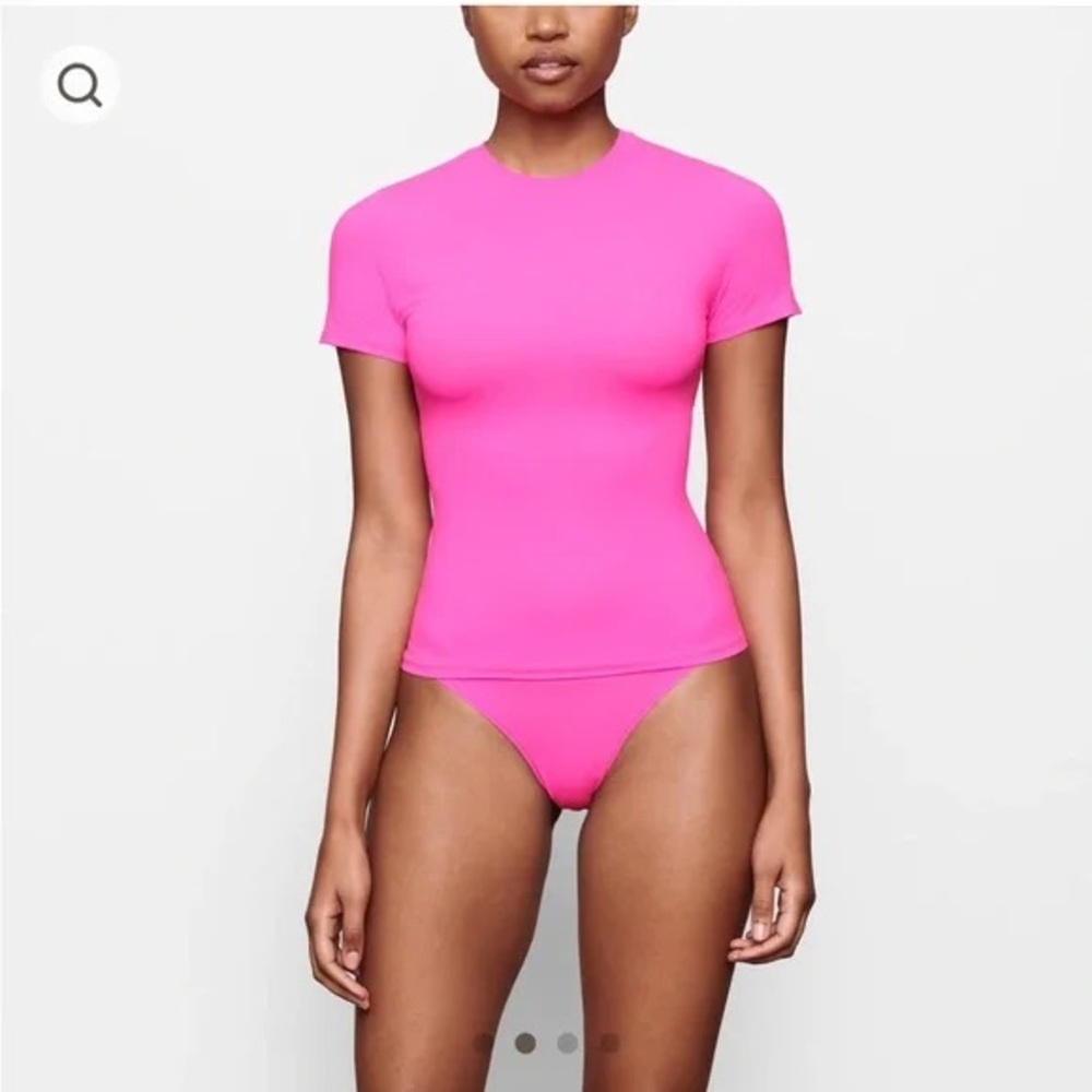 SKIMS Fits Everybody T-shirt Small Bright Fuschia Pink Sold Out Stretch Top